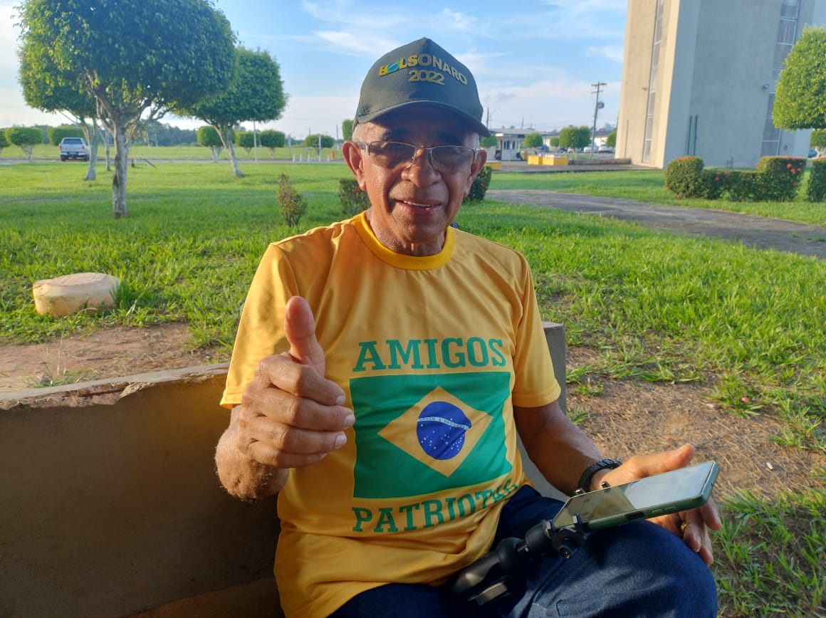 Homem está no aeroporto de Rio Branco desde as 14h30 à espera de Bolsonaro, que chega às 23h